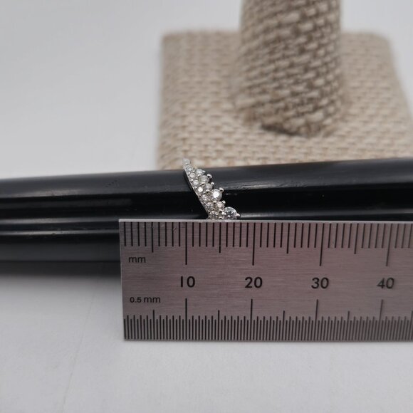 Stunning Silver Women's Ring with Crystal Accents - Picture 7 of 8